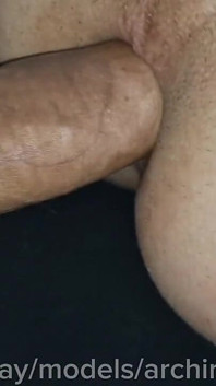 Mladý Twink s velkým čůrákem jezdí v póze jezdce na tátově velkém čůrákovi!