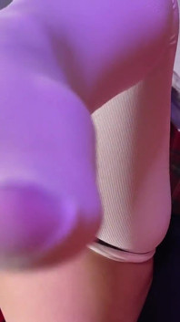 짧은 치마와 흰색 스타킹을 입은 POV 거유 여주인 후장 얼굴과 발 재갈