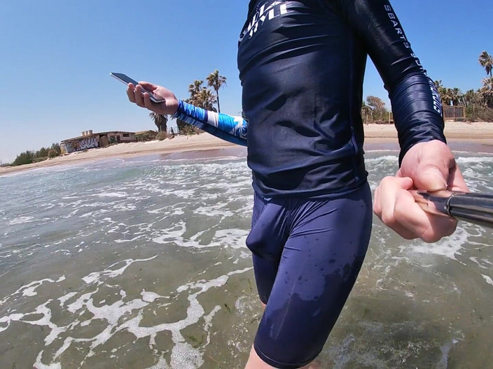 Cool Body: 冲浪者为了得到人们的快乐而勃起他的莱卡