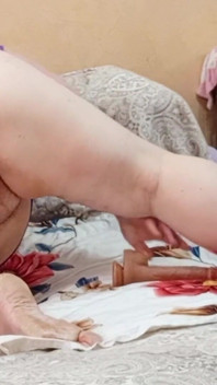 Eine freundin hat doggystyle gemacht und masturbiert ihre muschi mit Spielzeug
