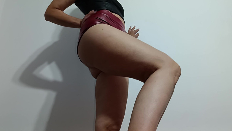 Leather Addict: Milfka s velkým zadkem dostává nálož mrdky na její zadek