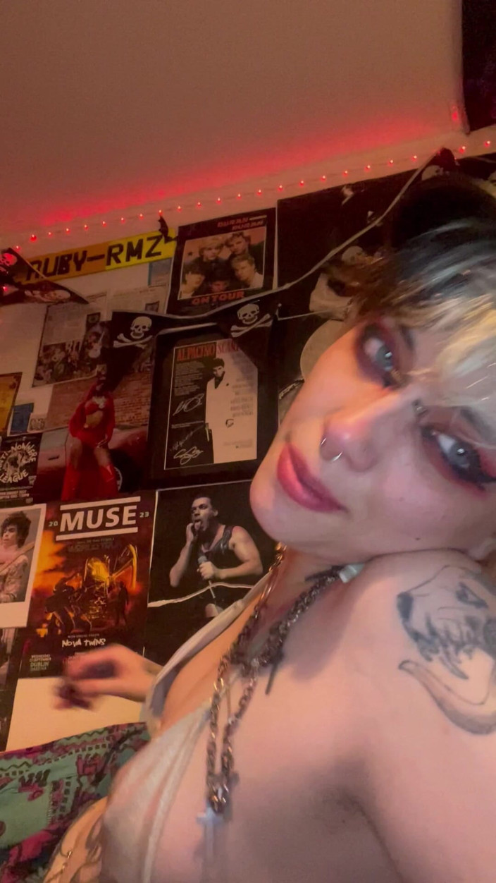 Glitterqueen1999: Gotik kız glitterqueen1999 düğme burnunu ni ile genişletiyor