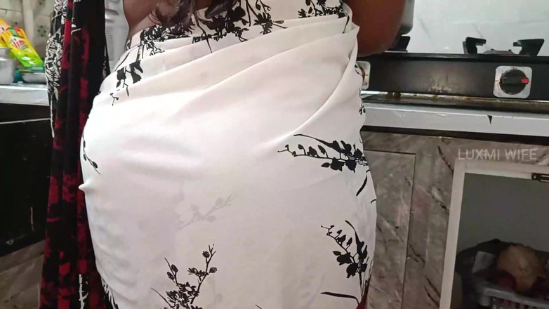 Luxmi Wife: La moglie ottiene un orgasmo di punta che scorre dalla...