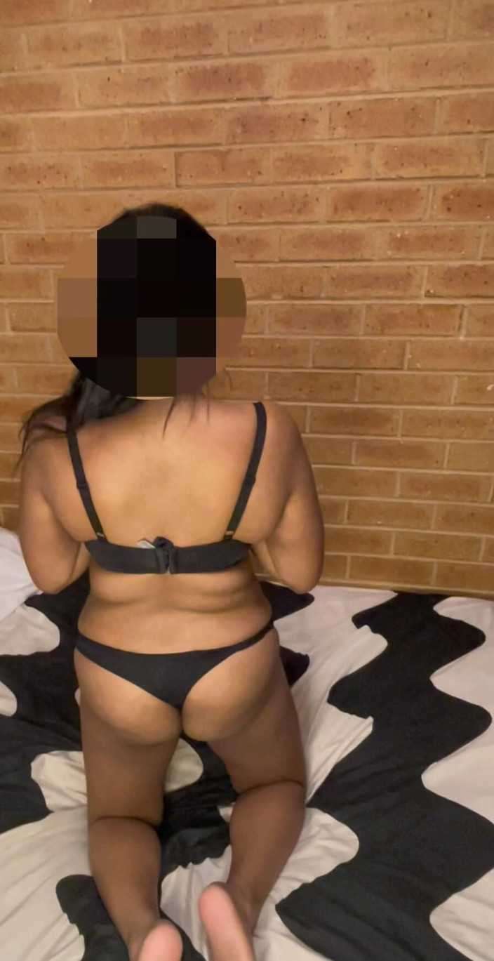 Lovers afterdark: Nadržená dívka se svléká před svým přítelem