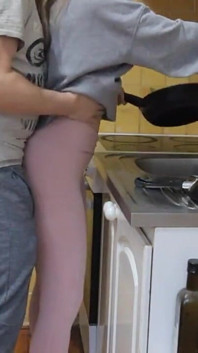 Je la baise par surprise pendant qu’elle fait la vaisselle - quickie dans la cuisine