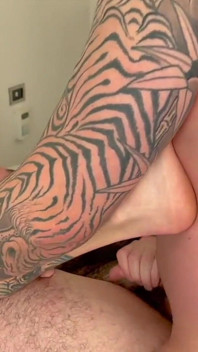Peludo gay bareback follando y semen en el culo