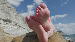 Mistress Legs: Le gambe della padrona a piedi nudi sulla spiaggia marittima...