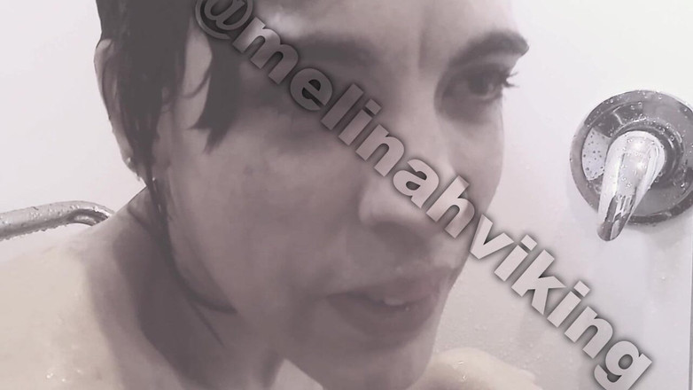 Melinah Viking: Luv mich, wenn sie nass ist