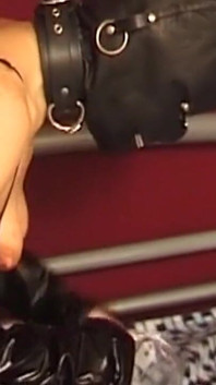 Nenasytná zralá fetišová milfka zalitá divokou bondage hrou