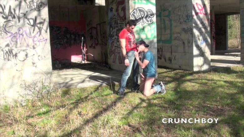 Crunch Boy: İki kaslı seksi oğlan açık havada gizli yerde sikişiyor