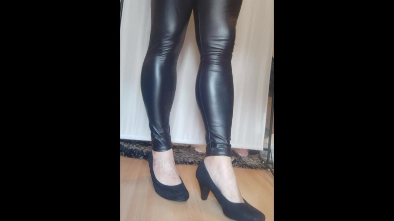 Nattalie Trans: Leggings de cuero negro falso y tacones altos