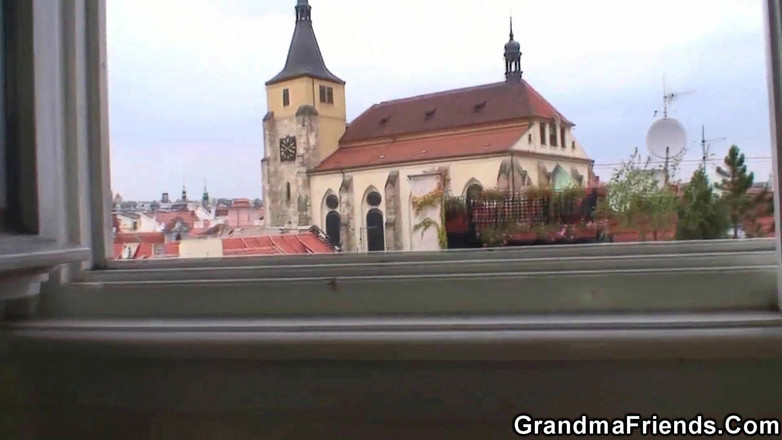 Grandma Friends: Babcia zostaje zerżnięta i kremowana