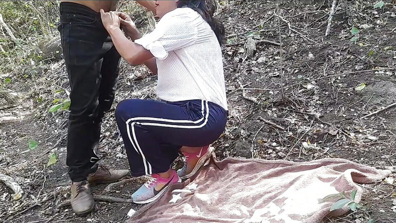 Marys: Hij nodigt me uit in het bos, kijk wat er...