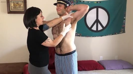 Лікар оглядає пілота, одягнені жінки, голі чоловіки