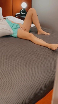 침실에서 치마 아래에서 오르가즘을 느끼는 발정난 밀프