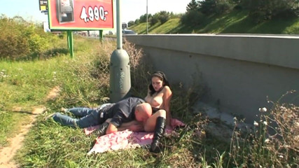 Out Sexxx: Hete brunette wordt nauwelijks buitenshuis geneukt als een slet