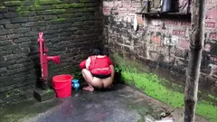 Eu vejo minha tia entrando no banheiro para urina, mas eu a peguei atrás e comecei a transar com ela