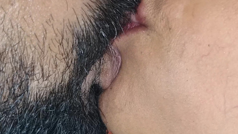 Pushpa porn: Ateşli ve sevimli derin dudak öpücüğü