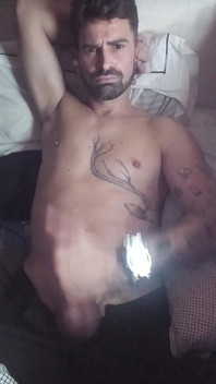 Masturbace v posteli