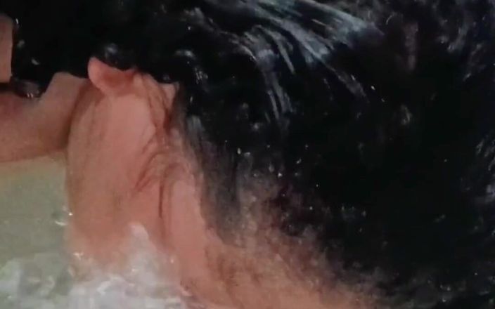 Anabel 693: 安娜在水下疯狂，大声音被听到