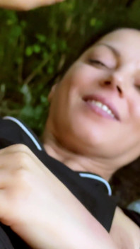 Natürliche MILF mia fingert ihre haarige muschi zum orgasmus im wald