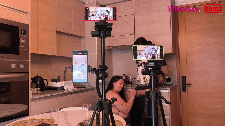 Riderqueen: 팬을 위한 비디오 - 부엌에서 계모를 방문하는 배다른 아들