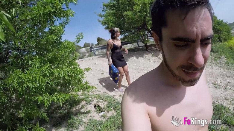 FAKings: 暴露狂女人同意在马德里进行性旅游，在街上和车里做爱假装