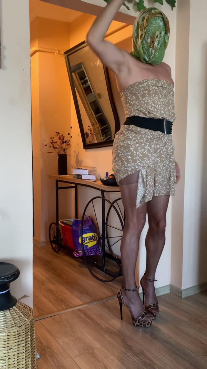 cd_aysemmm: Pokazałem mojego penisa pizzy (bez stanika, bez majtek)