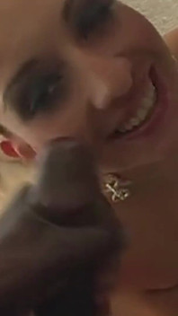 Dieses weiße küken ist nur gut für harte ficksessions mit zwei geilen schwarzen typen