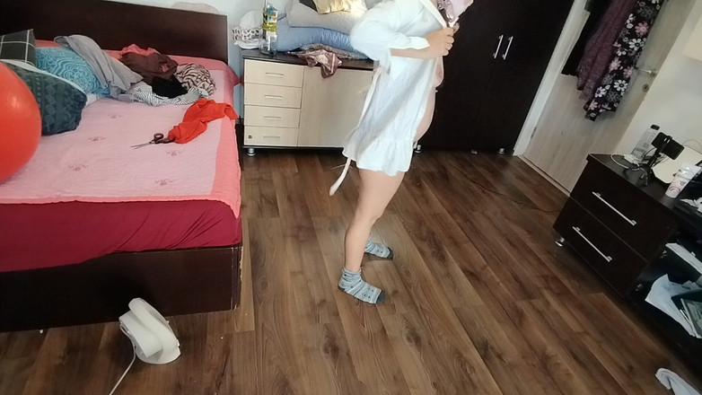 Amateur_MS: Une Amatrice S’amuse À Essayer Des Vêtements Et À Les Couper.