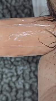 Je baise mon cul étroit avec une machine à baiser maison