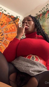 Tettona ebano scopa un dildo nei suoi collant strappati