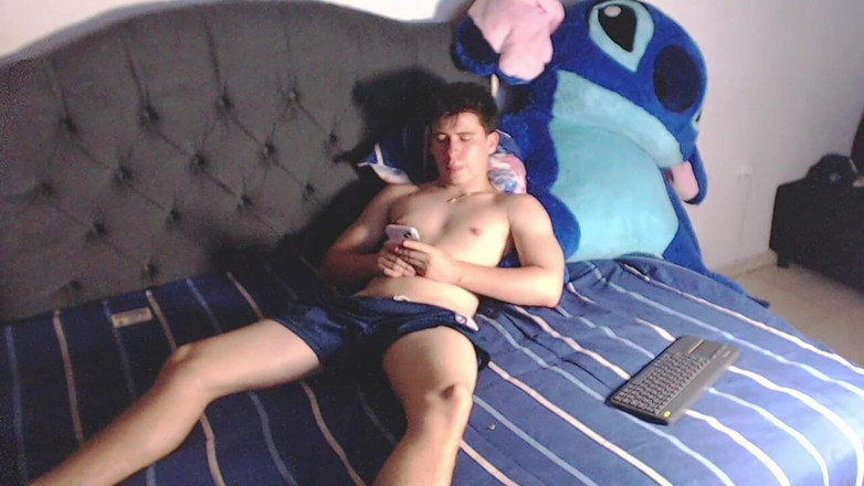 Icyhot707: Tiro il mio cazzo sul letto