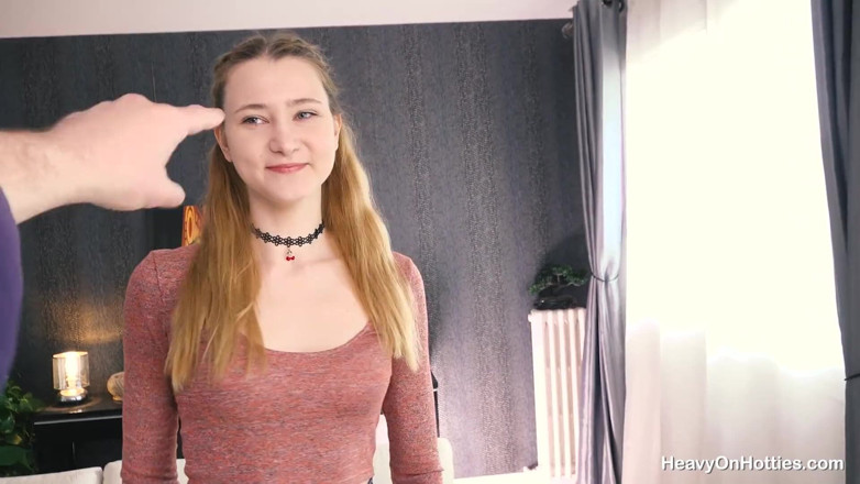 Heavy on Hotties: Süße russin Ivi Rein lutscht schwanz beim spielen mit latex-ballons...
