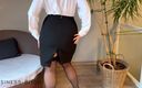 Business bitch: 사무실 복장의 핫한 진지한 비즈니스 우먼, 스타킹과 발 뒤꿈치가 그녀의 연필 스커트 엉덩이에 사정