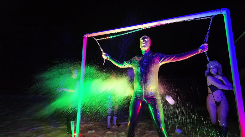 Domina Dark: Keseronokan bola snowball