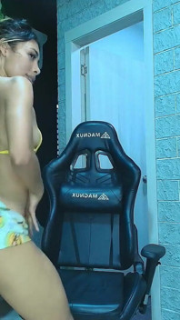 Femeie latino sexy dansând Bodu masturbare perfectă în cameră