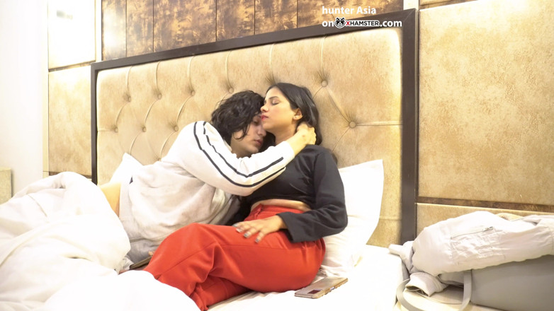 hunter Asia: Chica India Cachonda Engaña a Su Novio Y Es Follada...