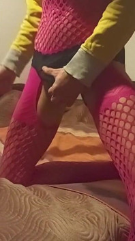 La ragazza sissy in calze a rete rosa