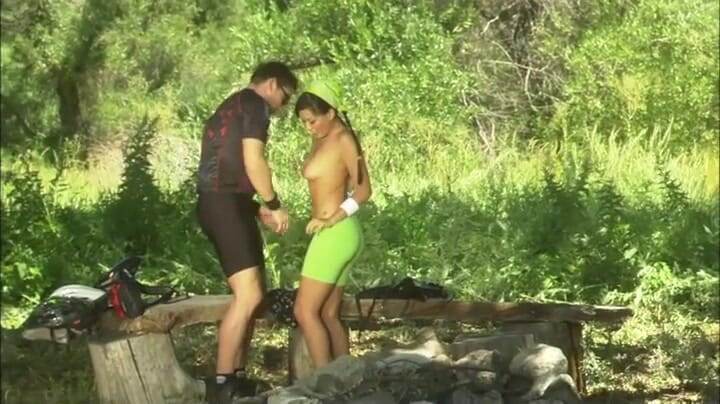 Tight little babes: Asyalı aldatan kız arkadaş bisiklete binme etkinliği sırasında erkek arkadaşının...