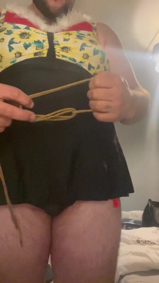 Shaun Cbt: Robie pulă cu travestit și mâini legate suplimentare încătușate la guler cu...