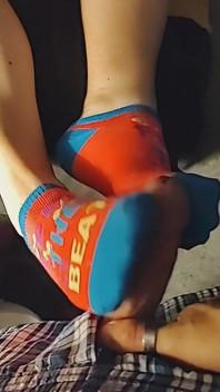 Petit Footjob Sexy - Chaussette De Filles Roses Et Bleues - Éjaculation Sur Les Chaussettes