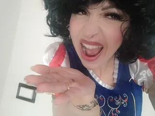 savannahamatoriale: Snow White divore you, stupid dwarf