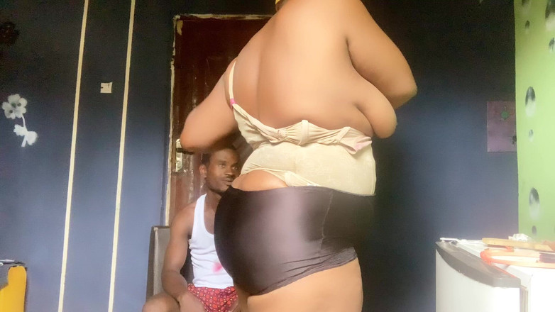 Enyival: Sama doma s manželovým bratrem