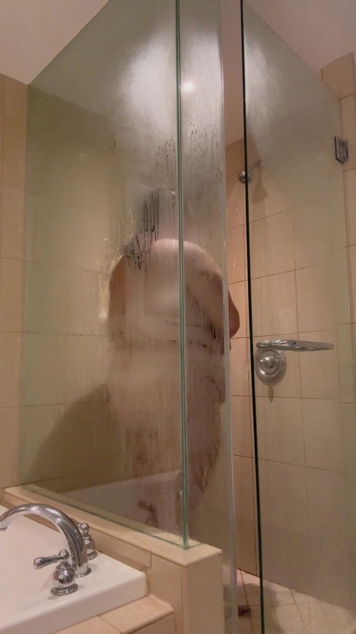 SofieeSoles: Velká kráska zvlhne ve sprše