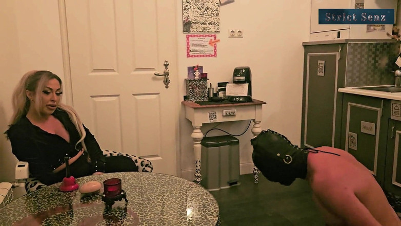 Strict Senz: 풋독을 먹고 냄새를 맡는 Sheela Sinner 더러운 냄새 나는 양말 1