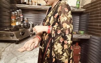 Tanya Bhabhi’s Kitchen Me Romantic Chudai with Devar in Clear Hindi Voice