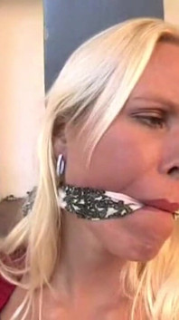 Natalie Pole-bunden Cleavegagged