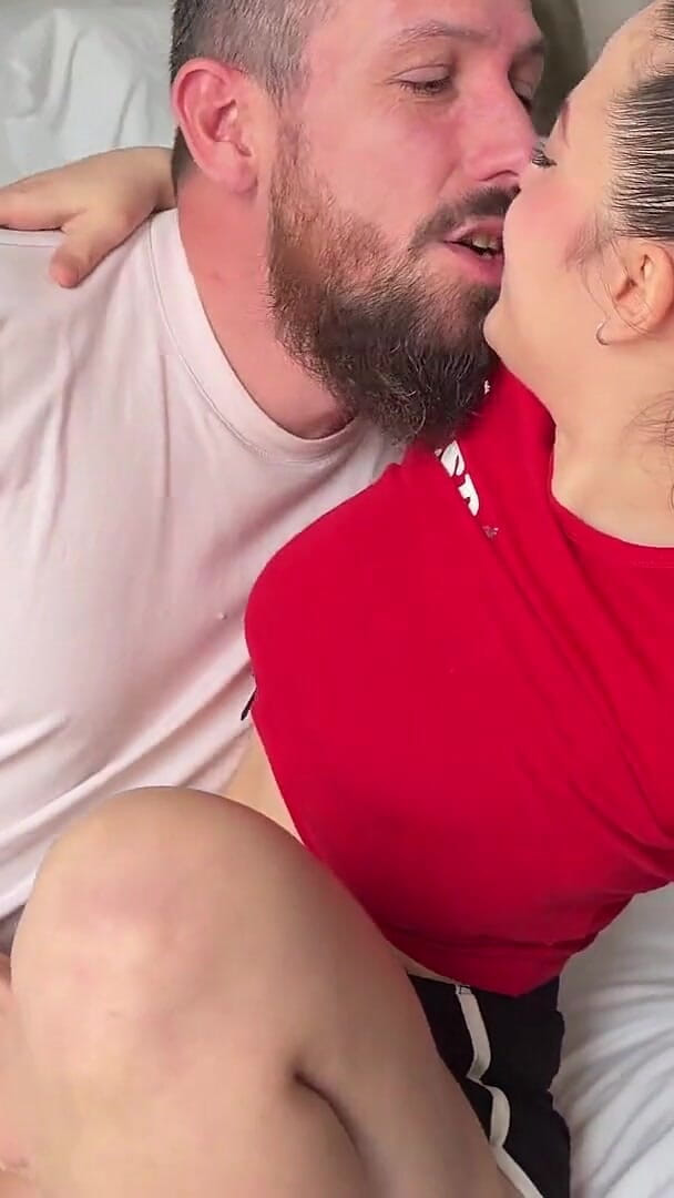 Hume Love: Erkek arkadaşım başkasını nasıl seviştiğimi görüyor ve en iyi arkadaşı...