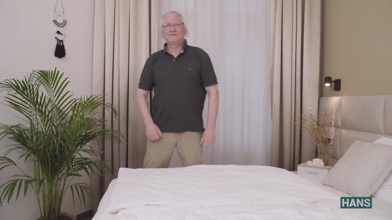 Hans The Horny Grandpa: Bombshell superhot dengan tetek besar digerudi oleh seorang lelaki tua...